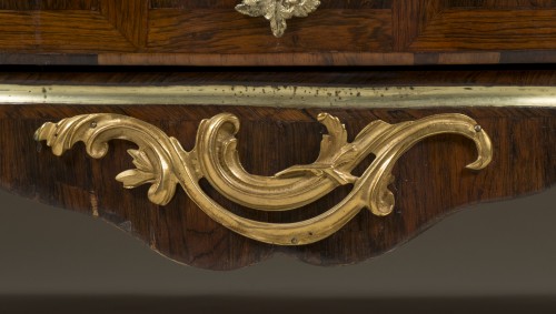 XVIIIe siècle - Commode tombeau en palissandre d'époque Régence, vers 1750