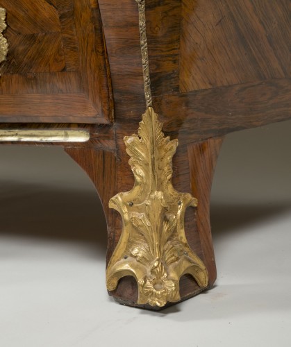 Commode tombeau en palissandre d'époque Régence, vers 1750 - Régence