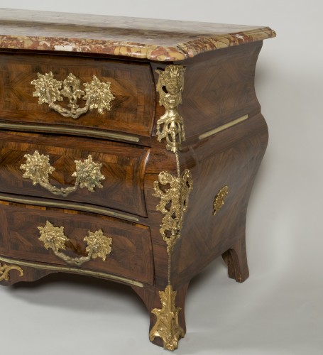 Régence - Commode tombeau en palissandre d'époque Régence, vers 1750