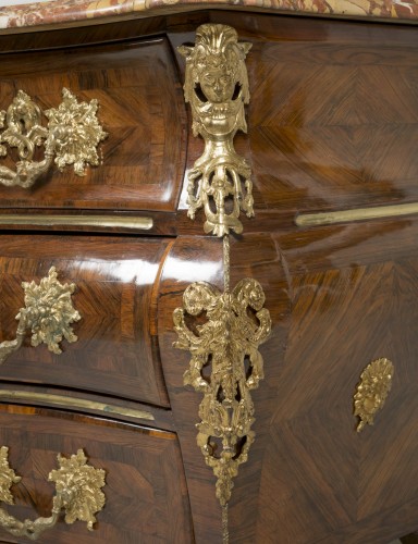 Antiquités - Commode tombeau en palissandre d'époque Régence, vers 1750