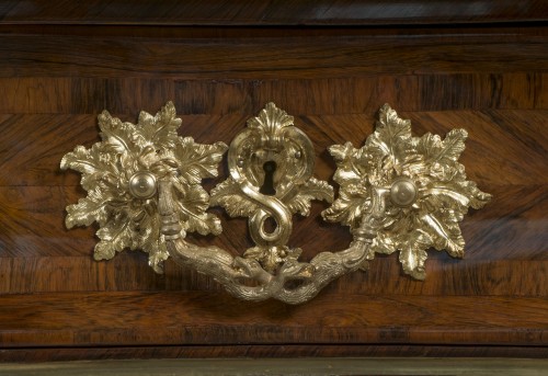 Antiquités - Commode tombeau en palissandre d'époque Régence, vers 1750