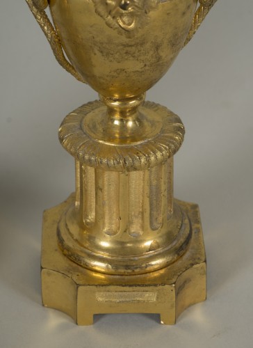 XVIIIe siècle - Paire de cassolettes en urne
