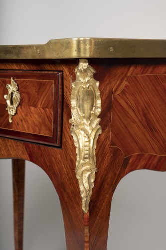 Petit bureau d'époque Louis XV attribué à Genty - Louis XV