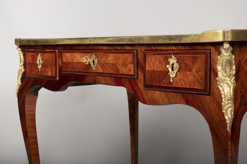 Antiquités - Petit bureau d'époque Louis XV attribué à Genty