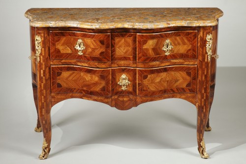 Mobilier Commode - Commode sauteuse d'époque Régence