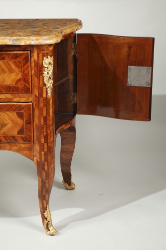 Antiquités - Sauteuse commode from french Régence period