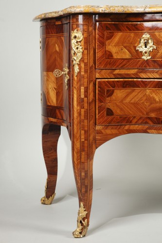 Antiquités - Sauteuse commode from french Régence period