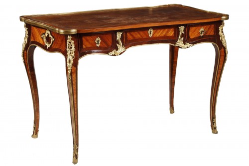 Petit bureau plat d'époque Louis XV attribué à Garnier