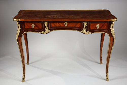 Petit bureau plat d'époque Louis XV attribué à Garnier - Mobilier Style Louis XV