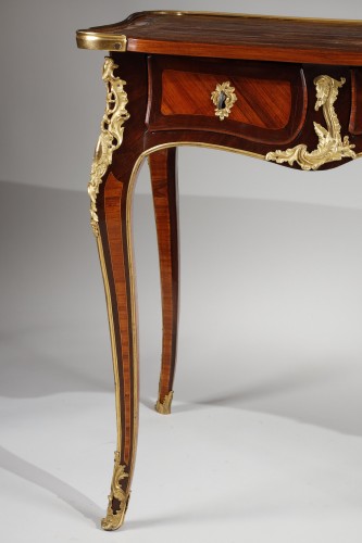 XVIIIe siècle - Petit bureau plat d'époque Louis XV attribué à Garnier