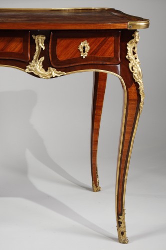 Petit bureau plat d'époque Louis XV attribué à Garnier - Louis XV