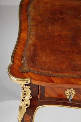 Antiquités - Petit bureau plat d'époque Louis XV attribué à Garnier