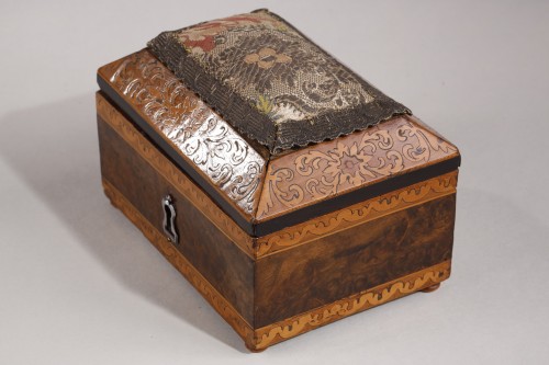 Antiquités - Petite boîte de couture attribuée à Hache