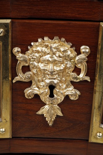 Commode Mazarine d’époque Régence en amarante encadrée de bronze - Régence