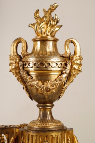 Paire de chenets d’époque Louis XVI en bronze doré - Galerie Gilles Linossier