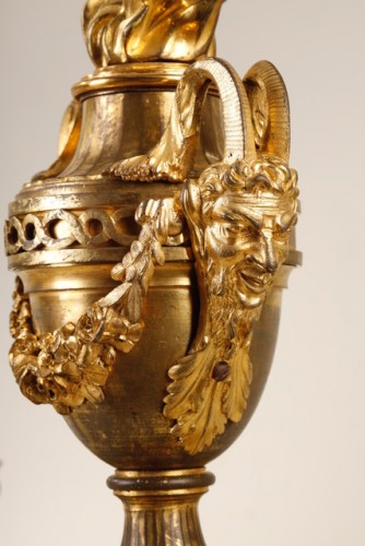 Paire de chenets d’époque Louis XVI en bronze doré - Louis XVI