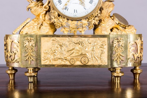Pendule en bronze doré représentant Bacchus tenant la thyrse - Horlogerie Style Empire