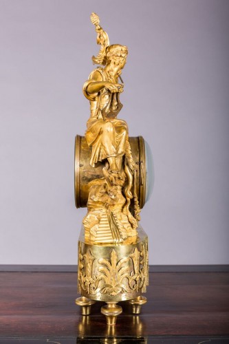 Gilt bronze clock representing Bacchus holding the thyrsus - 