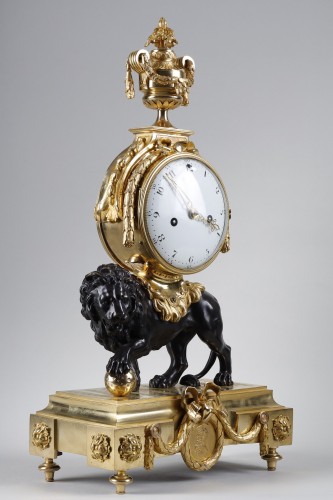 Antiquités - Large lion clock attributed to Jean-Joseph de Saint-Germain