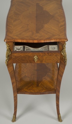 Louis XV - Petite table de salon d'époque Louis XV attribuée à Delaitre