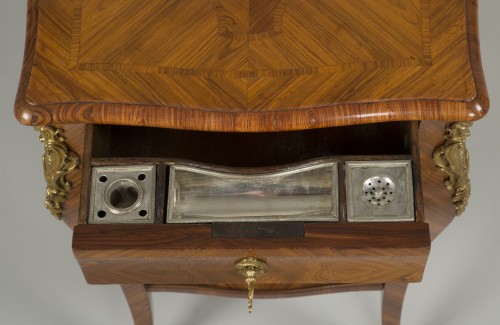 Antiquités - Petite table de salon d'époque Louis XV attribuée à Delaitre