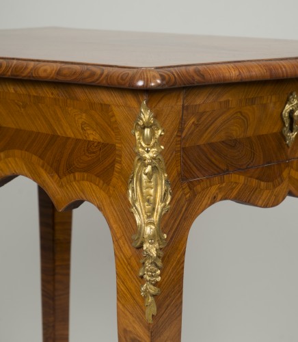 Antiquités - Petite table de salon d'époque Louis XV attribuée à Delaitre