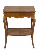 Petite table de salon d'époque Louis XV attribuée à Delaitre