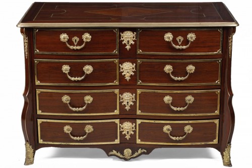 Commode mazarine d’époque Régence en amarante encadrée de bronze