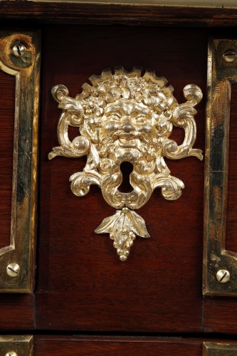 Commode mazarine d’époque Régence en amarante encadrée de bronze - Régence