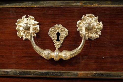 Régence - Commode mazarine d’époque Régence en amarante encadrée de bronze
