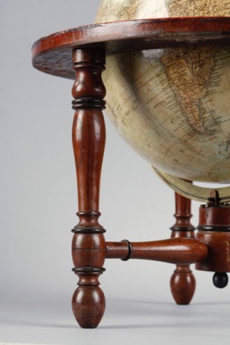 Antiquités - Globe terrestre de la manufacture Newton and Sons, London