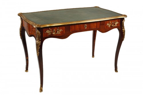 Petit bureau plat d'époque Louis XV estampillé Delorme