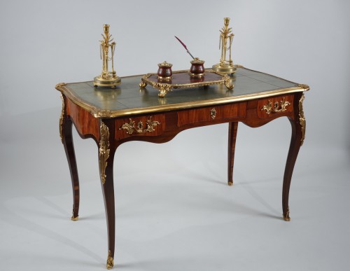 Petit bureau plat d'époque Louis XV estampillé Delorme - Mobilier Style Louis XV