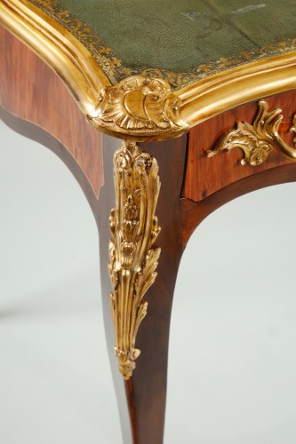 XVIIIe siècle - Petit bureau plat d'époque Louis XV estampillé Delorme