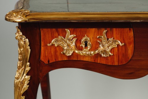 Louis XV - Petit bureau plat d'époque Louis XV estampillé Delorme