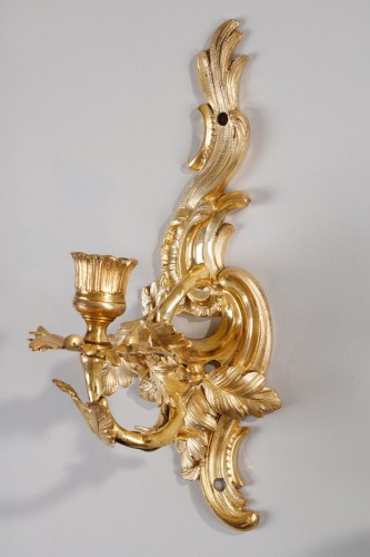 Petite paire d’applique rocaille d’époque Louis XV en bronze doré - Luminaires Style Louis XV