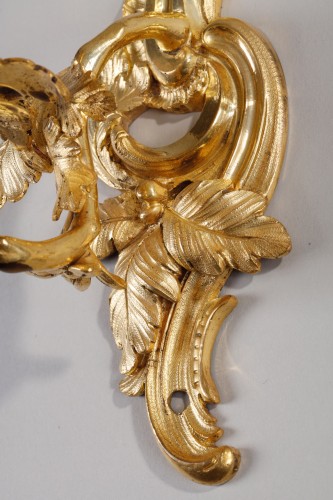 Antiquités - Petite paire d’applique rocaille d’époque Louis XV en bronze doré
