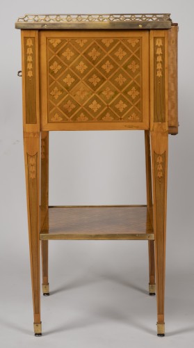 Petite table à trois tiroirs estampillée G.DESTER - Mobilier Style Louis XVI