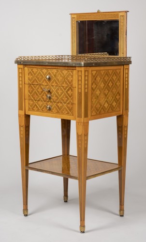 XVIIIe siècle - Petite table à trois tiroirs estampillée G.DESTER