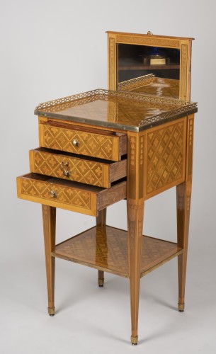 Petite table à trois tiroirs estampillée G.DESTER - Louis XVI