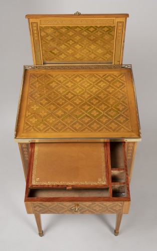 Louis XVI -  Small table with three drawers stamped G.DESTER