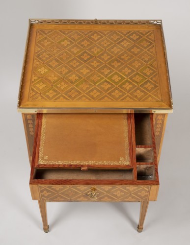 Antiquités - Petite table à trois tiroirs estampillée G.DESTER