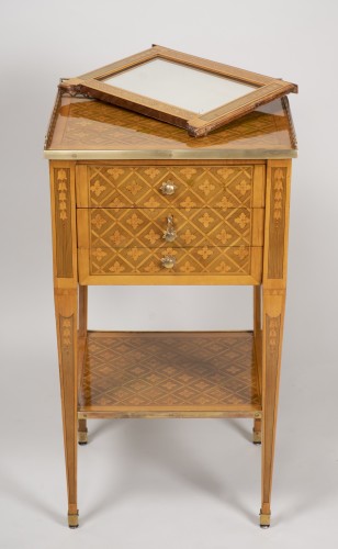 Antiquités -  Small table with three drawers stamped G.DESTER
