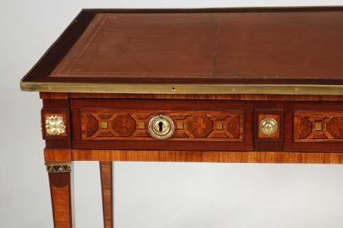 Bureau plat d'époque Louis XVI attribué à MONTIGNY - Mobilier Style Louis XVI