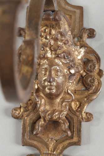 Antiquités - Paire d'appliques à décor du visage de Louis XIV