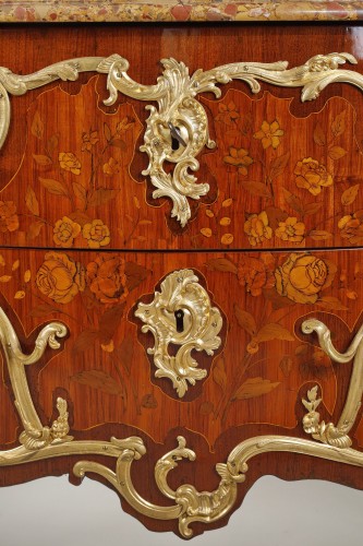 XVIIIe siècle - Commode Louis XV estampillée Christophe WOLFF