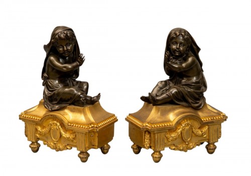 Paire de chenets français de style Louis XVI avec des putti voilés