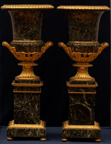 A Pair of Louis-Philippe Campana Urns on Pedestals - Decorative Objects Style Louis-Philippe