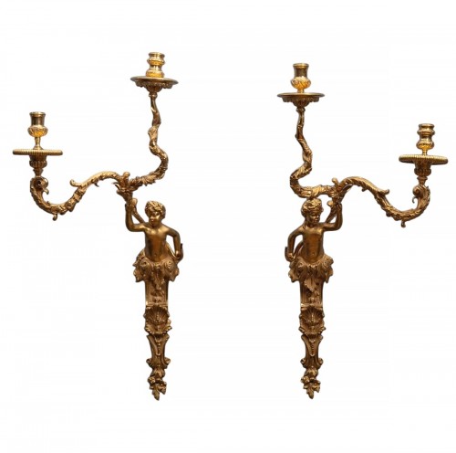 Paire d'appliques à deux bras de lumière en bronze doré à figure de putto, vers 1745