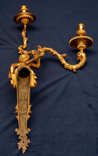 Paire d'appliques à deux bras de lumière en bronze doré à figure de putto, vers 1745 - Luminaires Style Louis XV